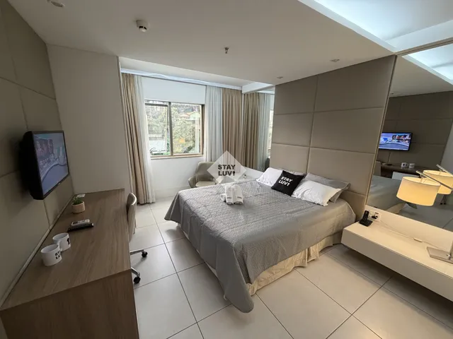 Pessoa analisando gráficos de valorização imobiliária em laptop sobre mesa de escritório