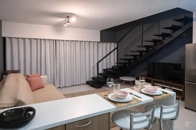 Calculadora sobre mesa com contrato de aluguel e gráfico de variação de índices econômicos