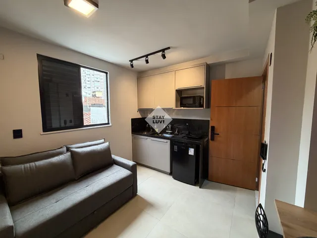 Hóspede verificando detalhes de apartamento por temporada em smartphone antes de confirmar reserva
